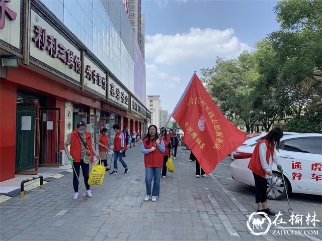 榆阳区长城路街道滨河路社区：捡拾小烟头，助力文明城市创建