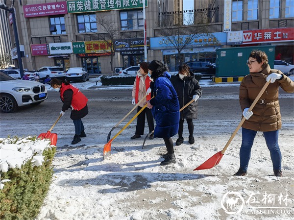 沙河路街道办榆康社区忙扫雪，天冷情却暖