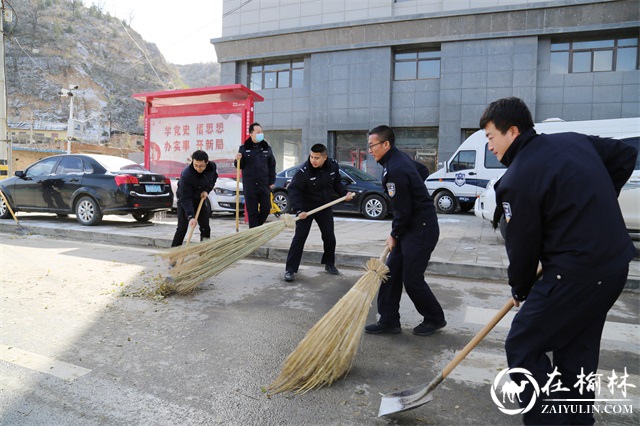 扫雪除冰，清涧公安展现最美雪“警”
