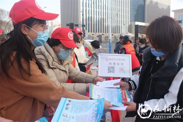 沙河路街道<font color='red'>榆康社区</font>联合“双报到”单位开展学雷锋志愿服务活动