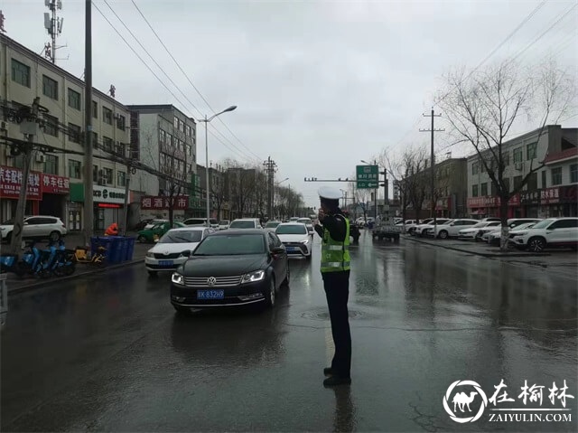 雨天“守路人”，靖边交警坚守岗位保畅通