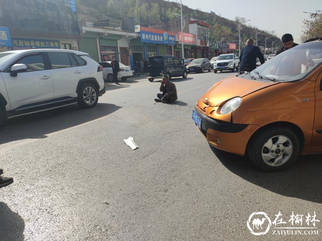 老人受伤坐在马路中间，肇事司机未放置危险警示标志，太危险！