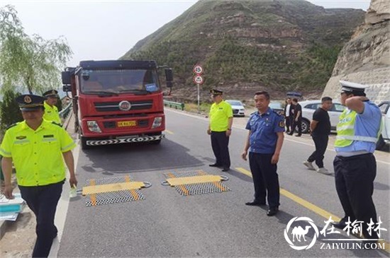 榆林市古城滩治超站路警联合再掀沿黄公路治超整治专项行动新高潮