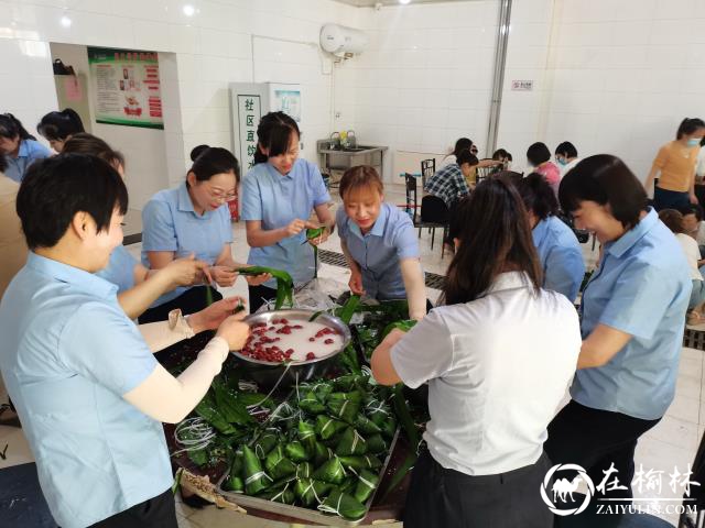 榆阳区驼峰办金阳社区举办“迎端午 包香粽 话廉洁”包粽子活动