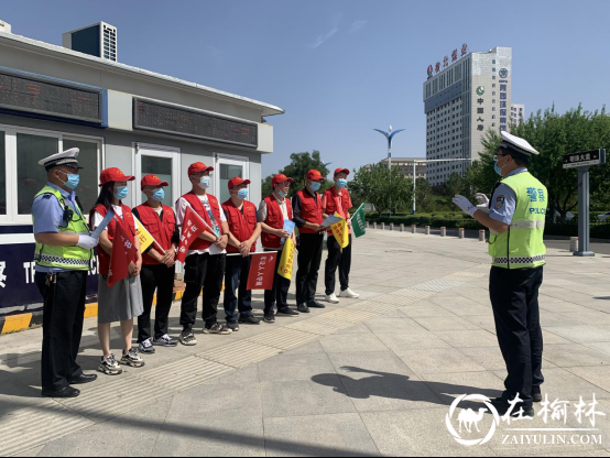 榆林公安高新交警大队党支部联合寄递事业部第一党支部开展“文明榆林 你我同行”主题党日宣传活动