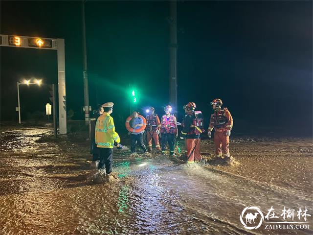 靖边公安闻“汛”而动  定格最美瞬间