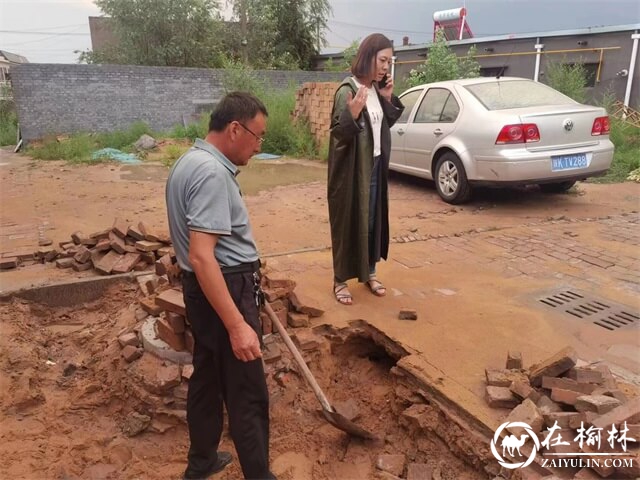 暴雨袭城，榆阳区崇文路街道春苑社区雨中排查隐患守护群众安全