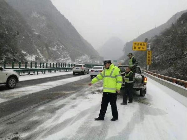 安康大范围雨雪天气多路段积雪结冰 交警提醒勿走西汉高速