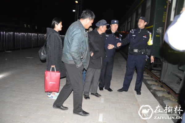 神木：七旬老人患病需急诊 沙漠铁警特事特办解其难