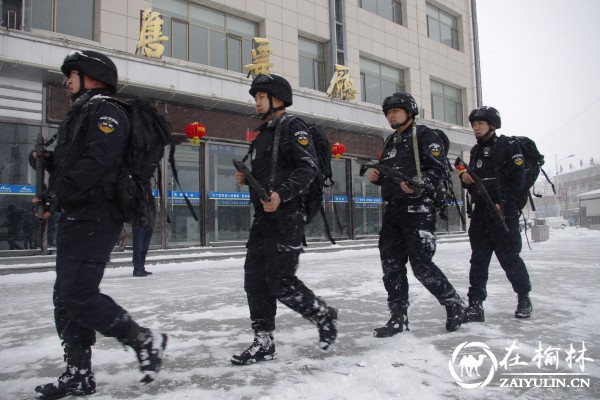 靖边特警启动恶劣天气应急预案 冒着严寒雪中执勤