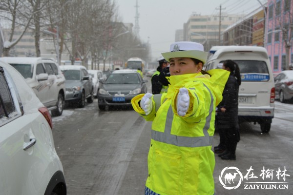 靖边交警随雪而动抗击冰雪保安全