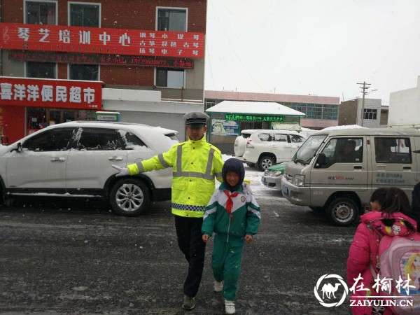 靖边：雪中忆情暧人心 交警护学保安全