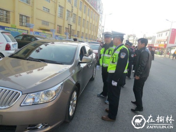 靖边交警联合学校集中整治校园周边交通秩序