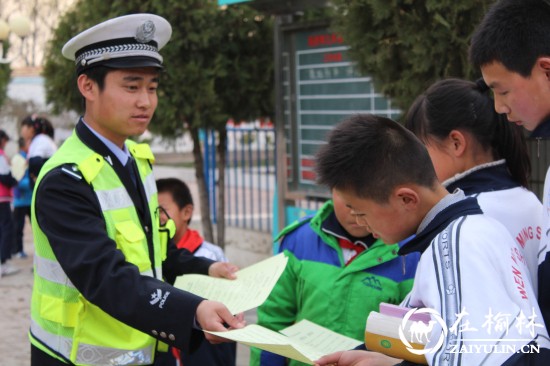 靖边交警大队杨桥畔中队开展交通安全宣传进校园活动