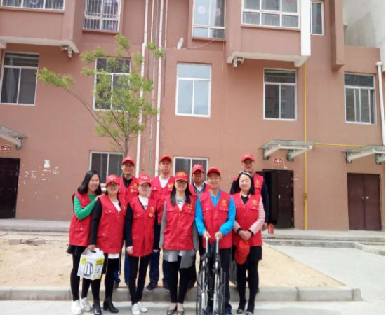 榆阳区驼峰办金林社区组织党员志愿者帮扶困难户