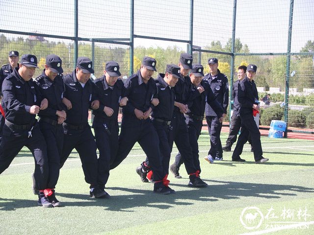 靖边巡特警大队在五台森林公园操场举办八人九足比赛