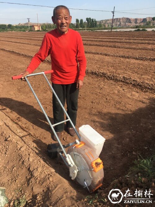 府谷县墙头农业园区为计生户组织购买玉米播种机（图）