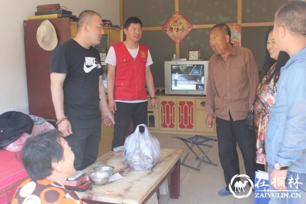 榆阳区驼峰办金华路社区送粽子迎端午走访慰问社区困难户