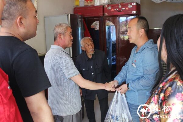 榆阳区驼峰办金华路社区送粽子迎端午走访慰问社区困难户