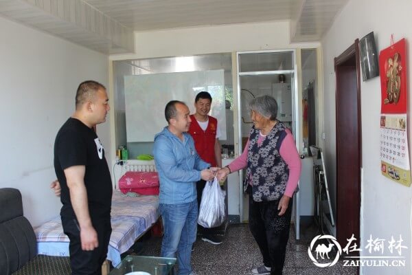 榆阳区驼峰办金华路社区送粽子迎端午走访慰问社区困难户