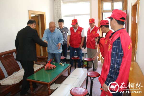 榆阳区兴中路社区举办端午节包粽子爱心传递活动