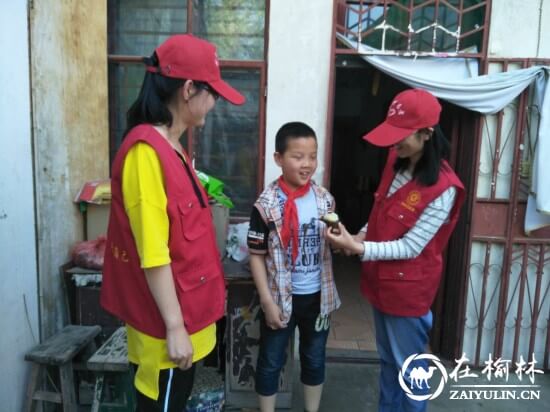 榆阳区兴中路社区组织开展关爱留守儿童慰问困难老党员活动