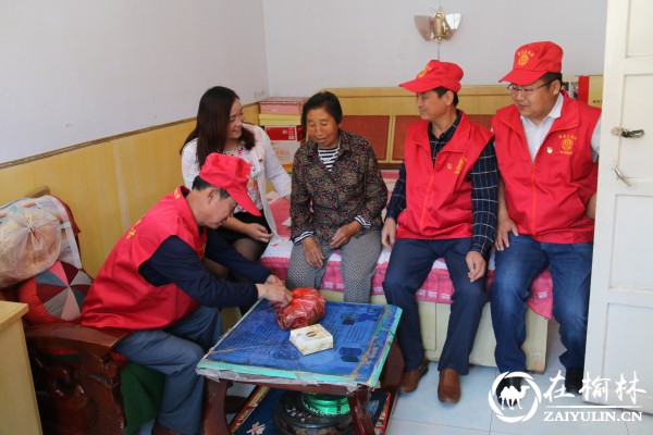 榆阳区兴中路社区举办端午节包粽子爱心传递活动