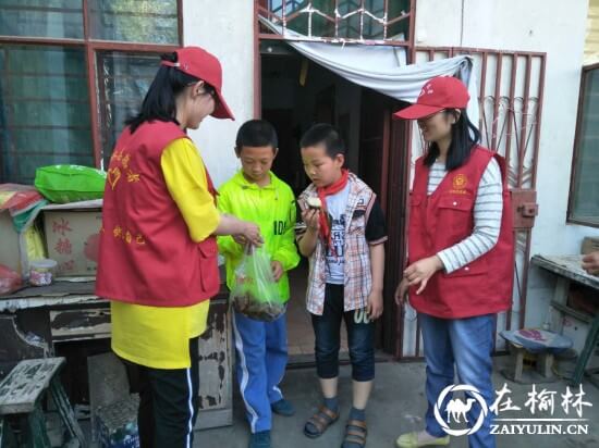 榆阳区兴中路社区组织开展关爱留守儿童慰问困难老党员活动