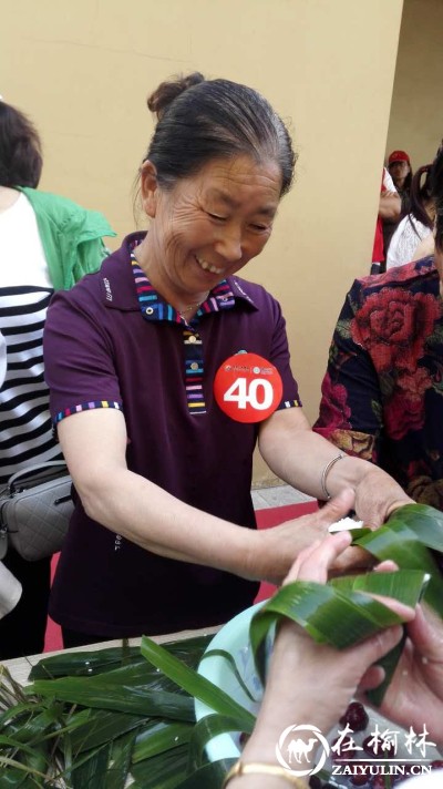 榆阳区驼峰办金榆社区：端午手艺大比拼 尽显粽香邻里情