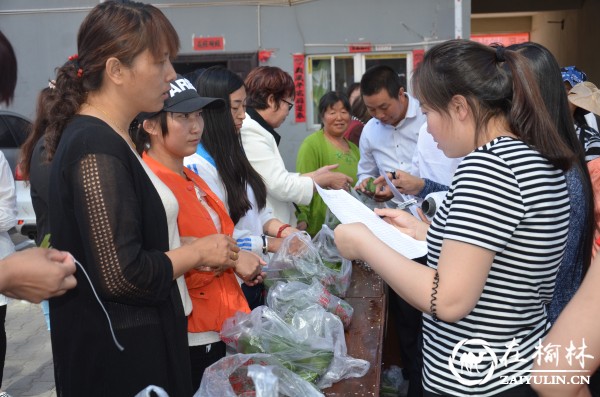 神木县大保当社区举办第二届“粽叶飘香·共度端午” 包粽子比赛