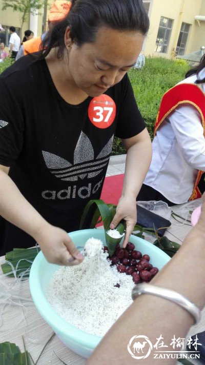 榆阳区驼峰办金榆社区：端午手艺大比拼 尽显粽香邻里情