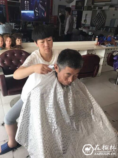 神木县大保当镇一理发店免费为70岁以上的老人理发