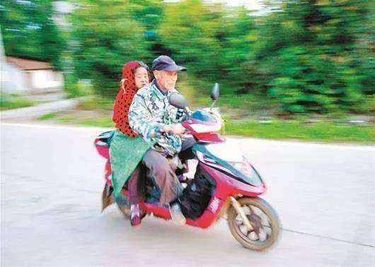 百威啤酒造假视频曝光 黄桷湾立交5层匝道看哭导航