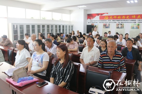 党员们全神贯注聆听党课