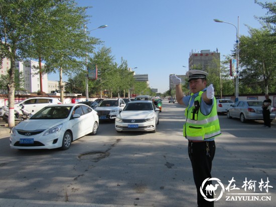 靖边交警顶烈日战酷暑 全方位助力赶考路