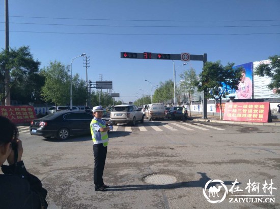 靖边交警顶烈日战酷暑 全方位助力赶考路