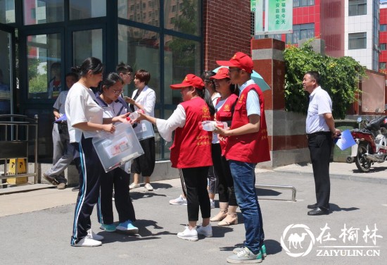 榆阳区金榆社区持续送水为高考考生加油