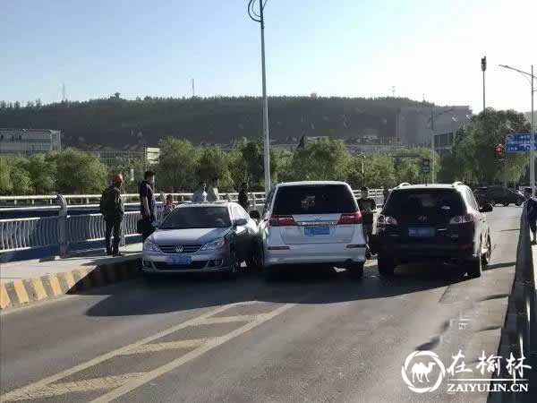 突发！神木大柳塔4号桥一轿车失控导致3车激烈相撞（图）