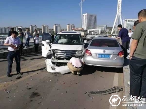 突发！神木大柳塔4号桥一轿车失控导致3车激烈相撞（图）