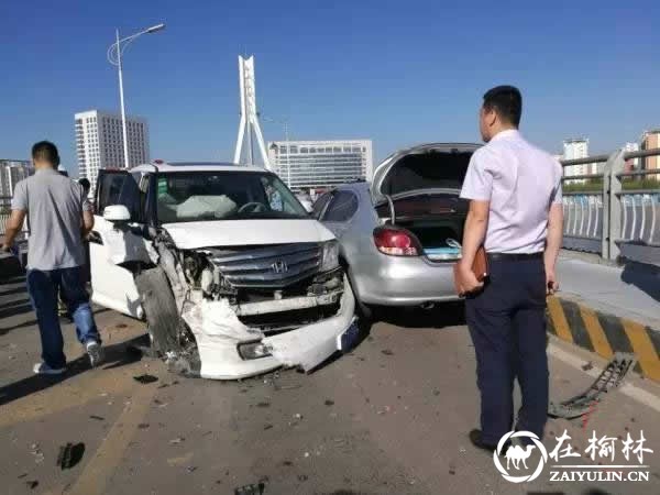 突发！神木大柳塔4号桥一轿车失控导致3车激烈相撞（图）