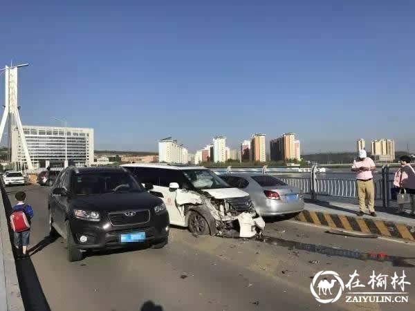 突发！神木大柳塔4号桥一轿车失控导致3车激烈相撞（图）