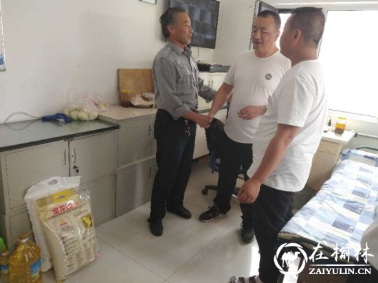 与老党员亲切交流