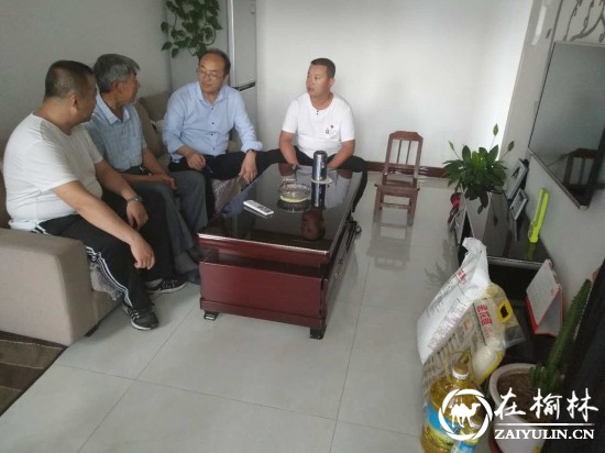 与老党员促膝长谈