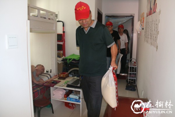 在职党员来到石东方家里