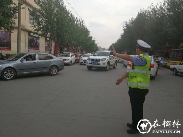 靖边交警战高温斗酷暑 为“中考”保驾护航