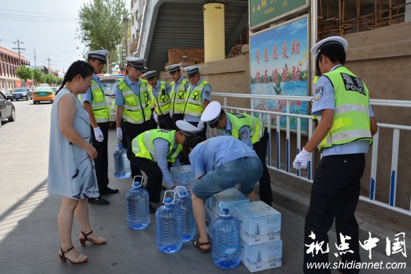 靖边交警烈日下的坚守感动了无数群众