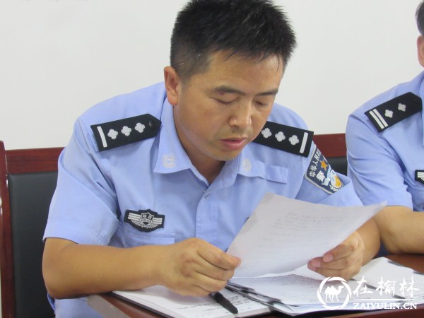 副中队长<a href=http://www.zaiyulin.com/txy/cuichunyue/ target=_blank class=infotextkey>崔春月</a>宣读承诺书