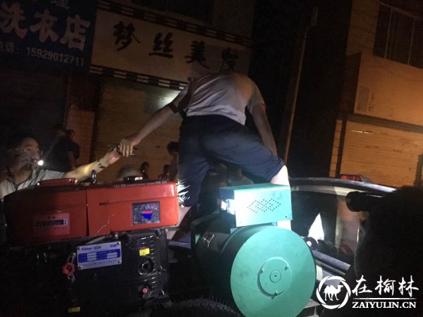 榆阳区鼓楼街道二里半社区全员奔赴在防汛一线