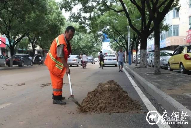 7月24日，市政工作人员在城区红山路用沙袋填堵水毁隐患（记者庄晨阳摄影）