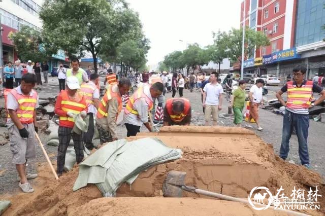 7月24日，市政工作人员在城区红山路用沙袋填堵水毁隐患（记者庄晨阳摄影）